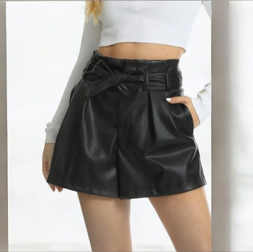 NEW Aaron & Amber Faux Leather Belted Shorts in Black Size Medium